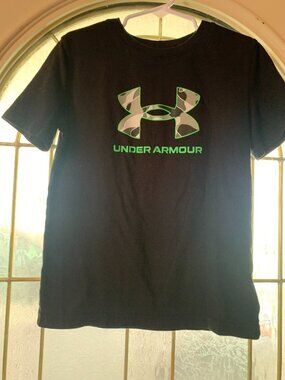 Boys Size 6 Black Under Armour T-Shirt with Camo